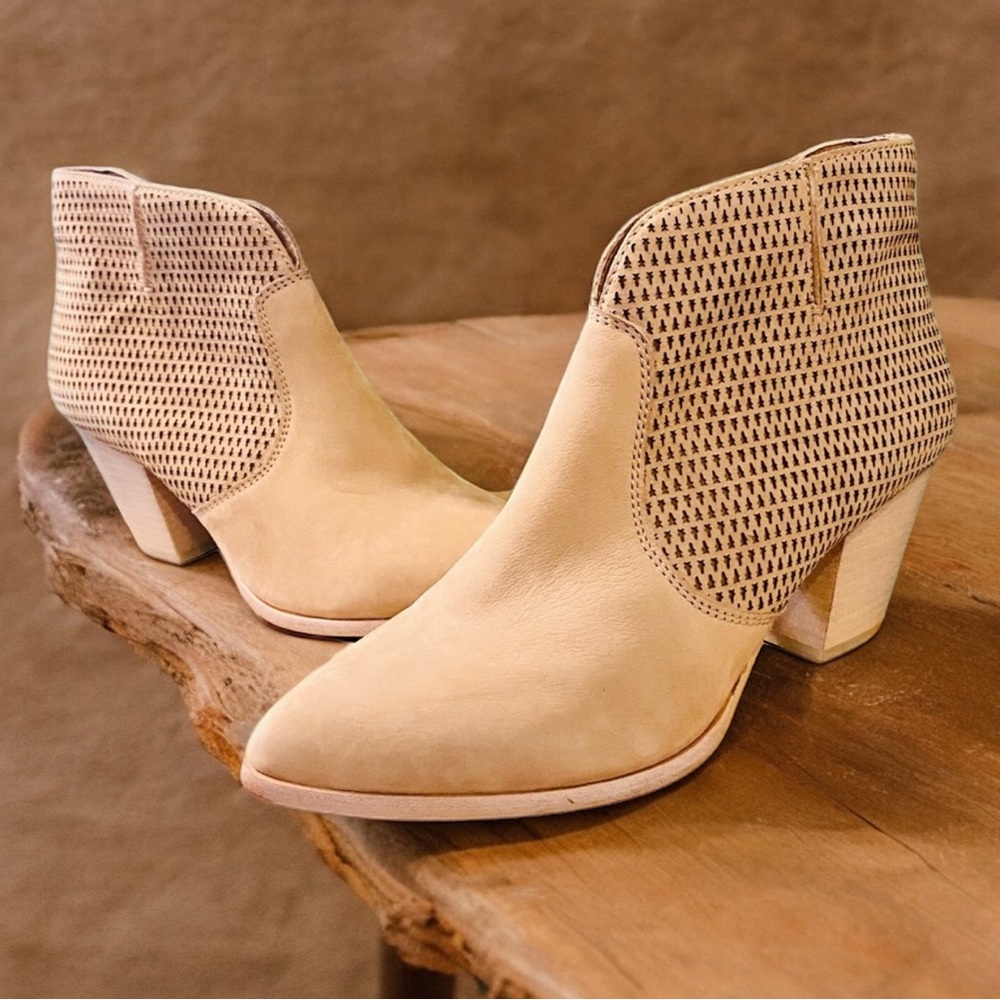 EUC Frye Womens Jennifer Taupe Suede Ankle Booties